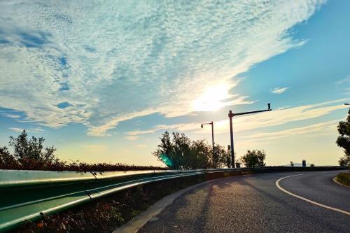 Gambar di galeri bagi Lake and Mountain Terrace Sunrise View King Room di Suzhou