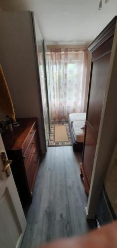 Cette chambre dispose d'un couloir avec un lit et un miroir. dans l'établissement Le long de la rivière, à Biriatou