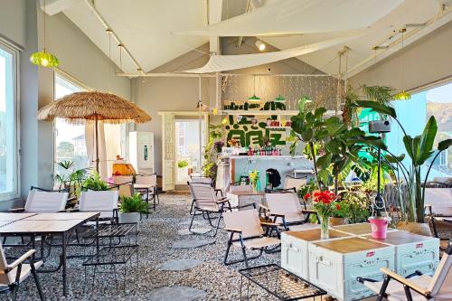 Ruang duduk di Lake and Mountain Terrace Sunrise View King Room