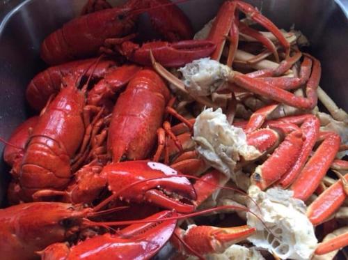 a bunch of lobsters in a metal bowl at Chez Thomas, la maison du pêcheur in Grande Anse