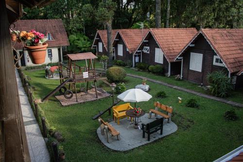 an aerial view of a backyard with a picnic table and umbrella at Pousada Caliandra Da Serra in Canela