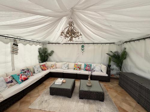 - un salon avec un canapé dans une tente dans l'établissement Le Mas Saint Jean les Mayons, à Les Mayons
