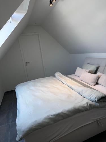 Una cama o camas en una habitación de Cozy modern duplex with balcony and free parking