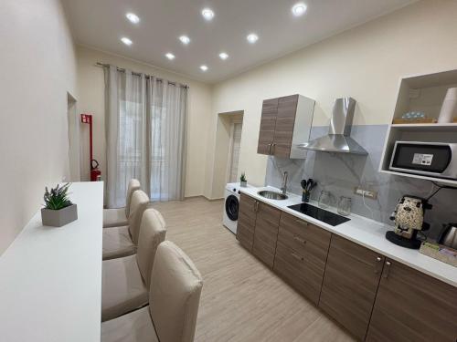 a large kitchen with a sink and a microwave at Vikolo Apartments in Naples
