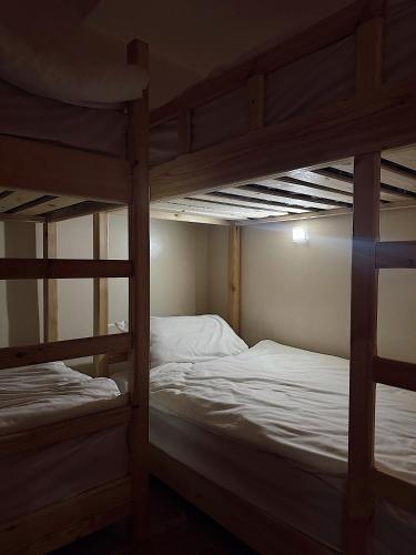 two bunk beds in a small room withthritisthritisthritisthritisthritisthritisthritisthritis at TAMOUNT Surf House in Agadir