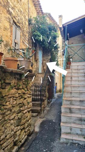 un bâtiment avec une flèche sur son côté dans l'établissement La petite maison 1766, à Valence