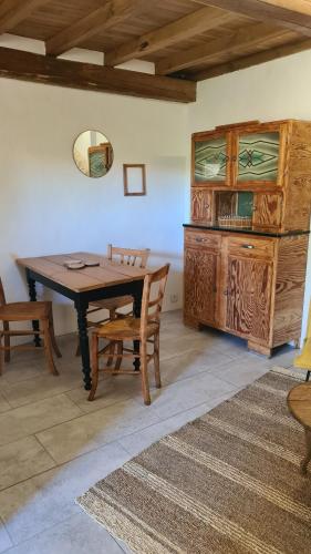 une salle à manger avec une table et des chaises en bois dans l'établissement La petite maison 1766, à Valence
