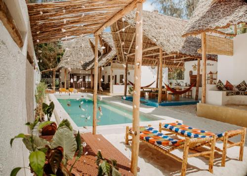 Piscina de la sau aproape de Mbili Villas - 2 Villas with outdoor kitchen & pool