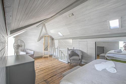 - une chambre avec 2 lits et un escalier dans l'établissement La cabane de plage, à Étretat