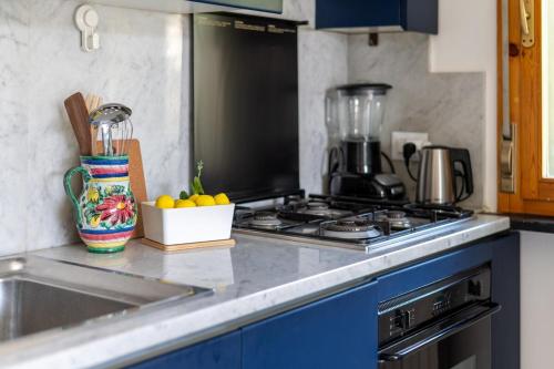a kitchen counter with a stove and a bowl of oranges at Approdo in Chiavari