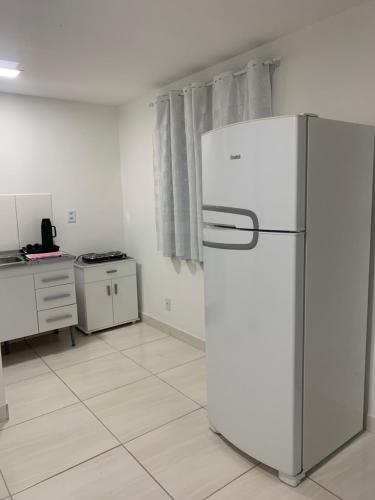 una cucina con frigorifero bianco in una camera di Kitnet Sonho de Verão a Santa Cruz Cabrália