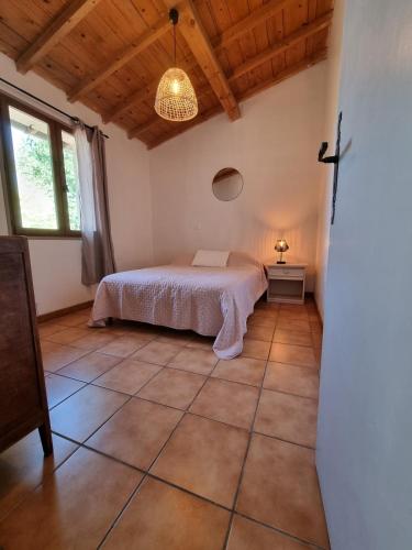 une chambre avec un lit dans une pièce dans l'établissement Charmante maison à la campagne, à Grane