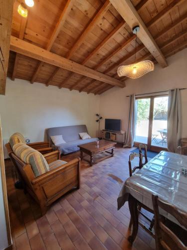 un salon avec un canapé et une table dans l'établissement Charmante maison à la campagne, à Grane