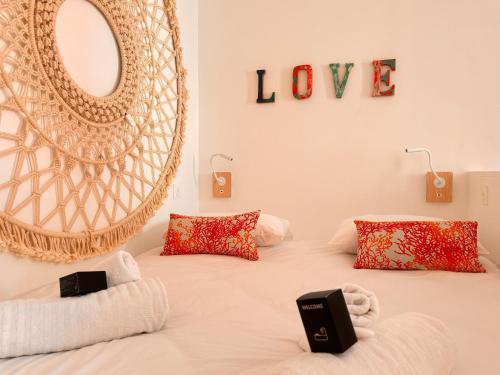 une chambre avec un lit avec un miroir au mur dans l'établissement Casa Bisou Cannes - BOHEME, à Cannes