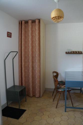 un salon avec une table et une chaise dans l'établissement Chambre du Grand Moulin, à Saunay