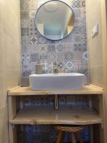 a bathroom with a sink and a mirror at Chalupa U Pastvišť in Stachy