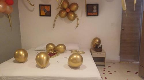 a group of gold balloons sitting on a table at Manzanillo Beach in Cartagena de Indias