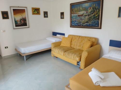 a living room with a couch and a bed at Alloggio turistico Isabella in Ventotene