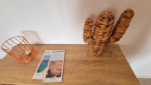 une table avec un livre et un panier dans l'établissement Bohème Chic en bord de plage, à Argelès-sur-Mer