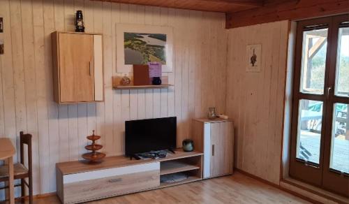 CanowにあるFerienwohnungのリビングルーム(薄型テレビ、テーブル付)