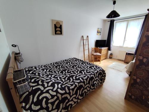 Ένα ή περισσότερα κρεβάτια σε δωμάτιο στο Meublé cosy tt confort, arrivée autonome, proche Cholet et puy du f