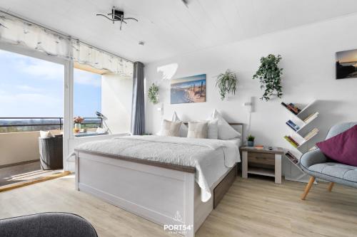 une chambre avec un lit, un canapé et une fenêtre dans l'établissement Ferienwohnung Weitblick Marina Wendtorf, à Wendtorf