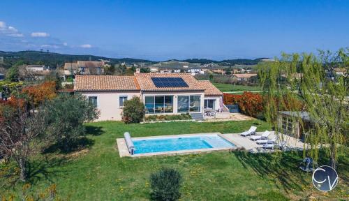 Villa moderne avec piscine dans village calme