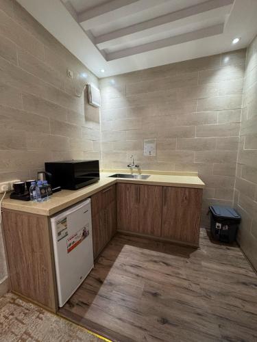 a kitchen with a sink and a counter top at الافق سويت للشقق الفندقية in Hail
