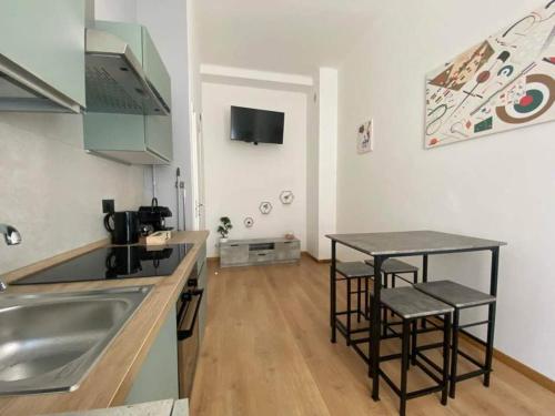 トリノにあるCasa Zoeのキッチン(シンク、バースツール2つ付)
