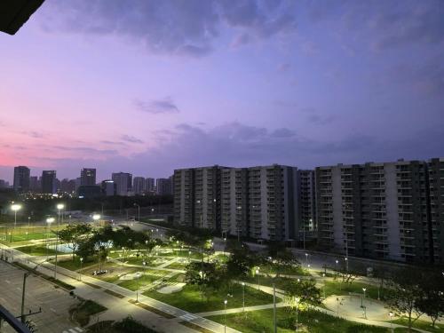 een uitzicht op een stad 's nachts met gebouwen bij Open Floor Chic Interior Design Pool Full Kitchen in Barranquilla