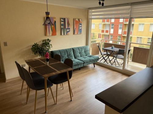un salon avec un canapé et une table avec des chaises dans l'établissement Departamento en Villarrica, à Villarrica