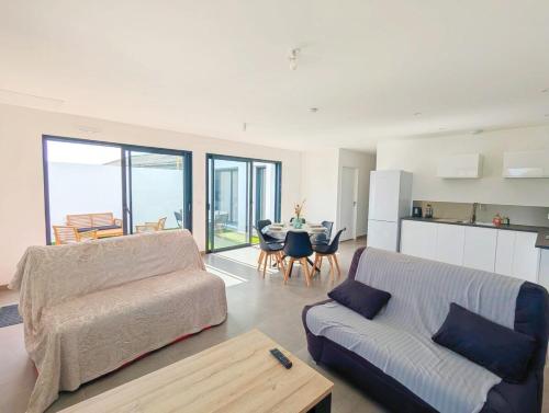 un salon avec un canapé et une table dans l'établissement Maison cosy et spacieuse, à La Boissière-de-Montaigu