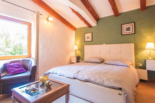 una camera da letto con un letto, una sedia e un tavolo di Villa Brigita, a beautiful villa close to the beach a VeliGolji