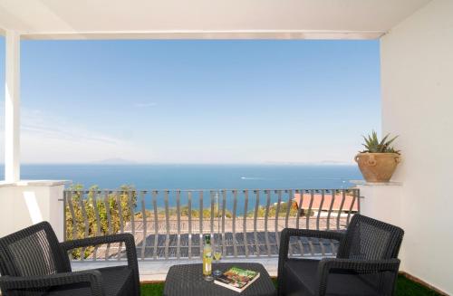 Foto Breathtaking Sea View Apartment on Sorrento Coast with Sunset Terrace & Parking 5