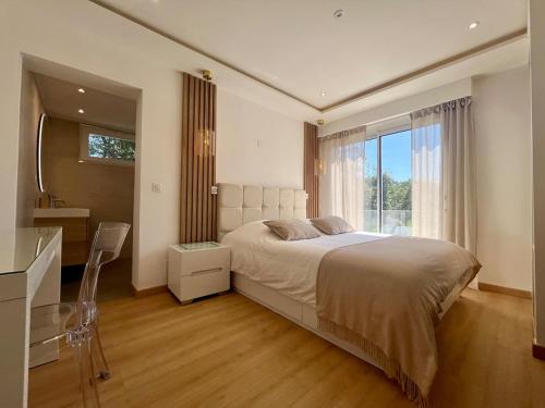 une chambre avec un lit, un bureau et une fenêtre dans l'établissement Beautiful 4 bedroom villa with pool, jacuzzi, à Biot