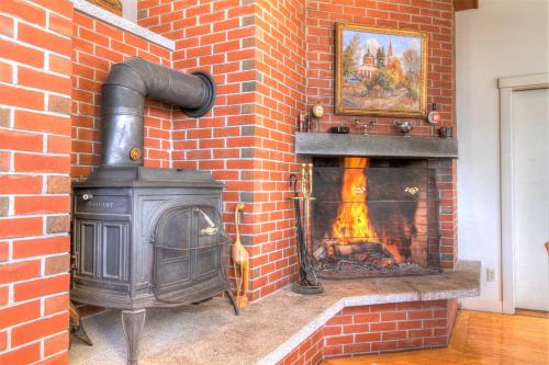 Φωτογραφία από το άλμπουμ του Amazing Estate on 100 Acres with Swimming Pool and 10 BRs σε Newfane
