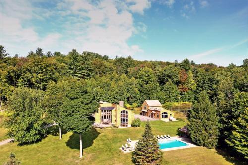 Πισίνα στο ή κοντά στο Amazing Estate on 100 Acres with Swimming Pool and 10 BRs