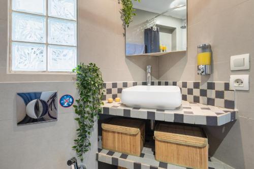 a bathroom with a sink and a mirror at Appartement calme avec cachet (20 min de Paris) in Maisons-Laffitte