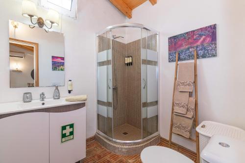 un bagno con doccia e lavandino di Quinta do Silencio a Tavira