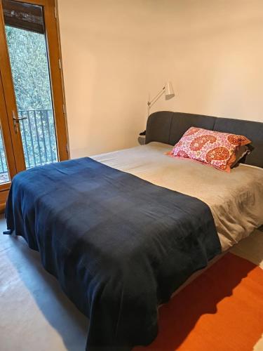 une chambre avec un lit avec un oreiller et une fenêtre dans l'établissement Designer House with Breathtaking View, à Orry-la-Ville