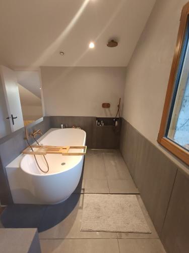 une salle de bain avec une baignoire blanche et des toilettes dans l'établissement Designer House with Breathtaking View, à Orry-la-Ville