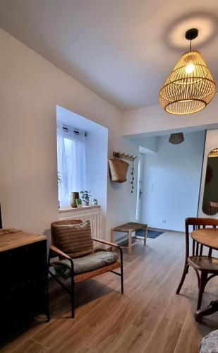 un salon avec une chaise et une table dans l'établissement Entre lac et montagne, à Doussard