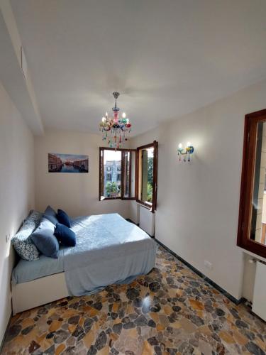 une chambre avec un lit et un lustre dans l'établissement Residenza Donini in Venice Suite 2, à Venise