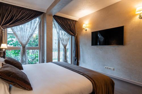 een slaapkamer met een bed en een groot raam bij BIRUTE LUXURY 2 BEDROOMS in Palanga