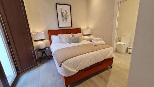 ein Schlafzimmer mit einem Bett mit zwei Handtüchern darauf in der Unterkunft Suspiro 201 Elegant Suite in Granada