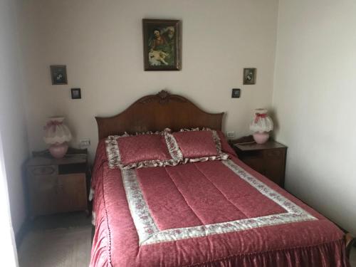 a bedroom with a large bed with a red comforter at Villa Andrade in Mor