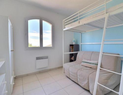 - une chambre avec un canapé et des lits superposés dans l'établissement vent du cap, à La Ciotat