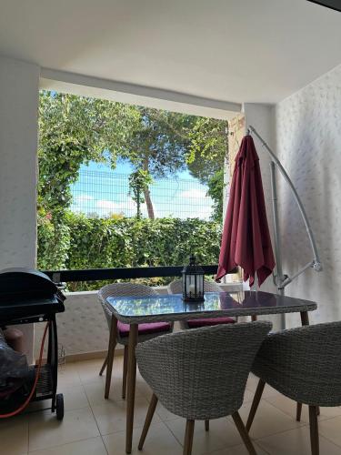 アシラにあるPalais du jardin et de la mer dans une résidence privéeの窓のある部屋にあるテーブルと椅子
