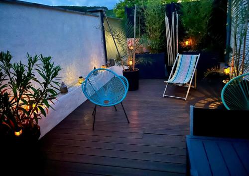une chaise bleue assise sur une terrasse en bois dans l'établissement Atelier des Galipes, à Dizy