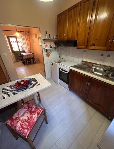 Η κουζίνα ή μικρή κουζίνα στο Ortensia casa vacanze